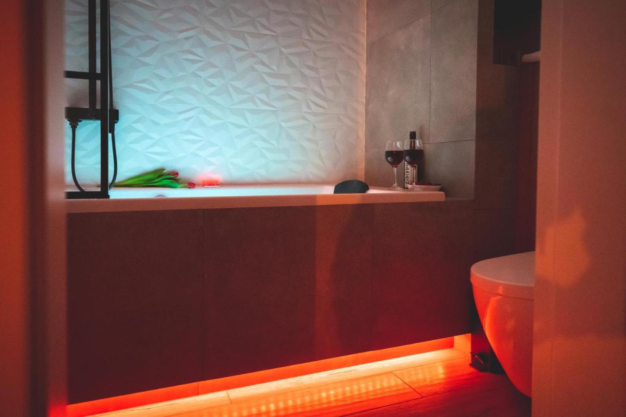 Movie Jacuzzi Apartment At The Main Station By Noclegi Renters Krakow Ngoại thất bức ảnh