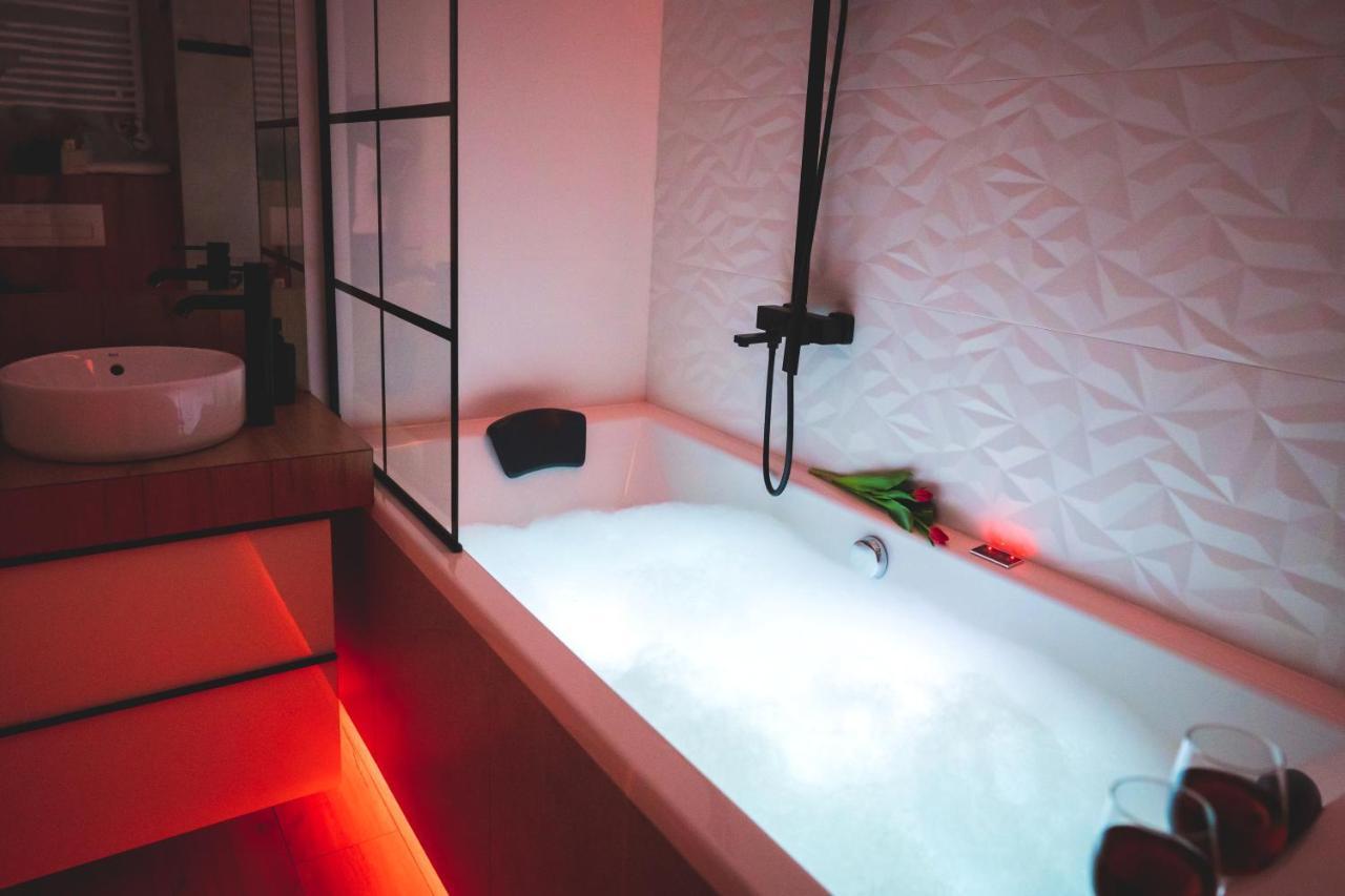 Movie Jacuzzi Apartment At The Main Station By Noclegi Renters Krakow Ngoại thất bức ảnh