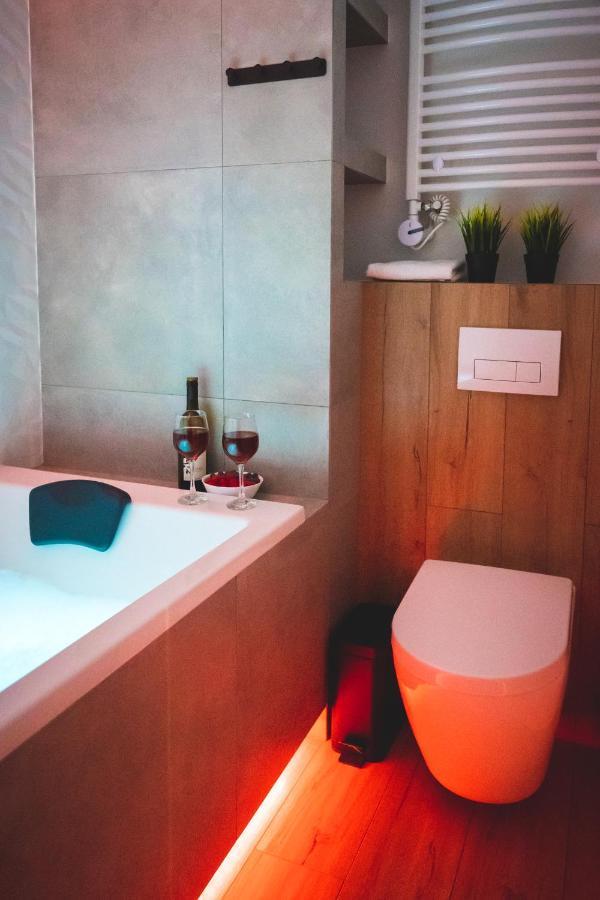 Movie Jacuzzi Apartment At The Main Station By Noclegi Renters Krakow Ngoại thất bức ảnh