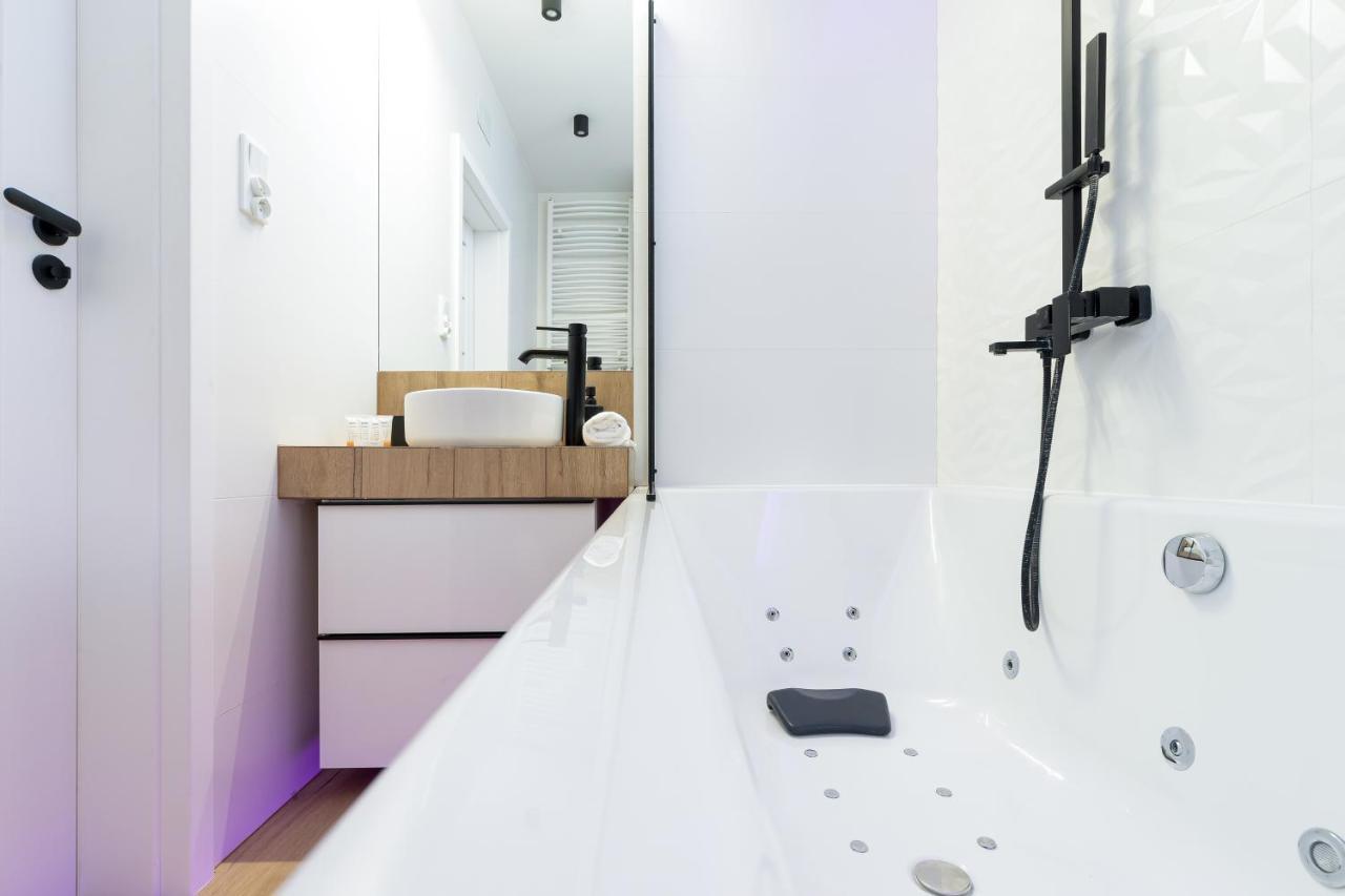 Movie Jacuzzi Apartment At The Main Station By Noclegi Renters Krakow Ngoại thất bức ảnh