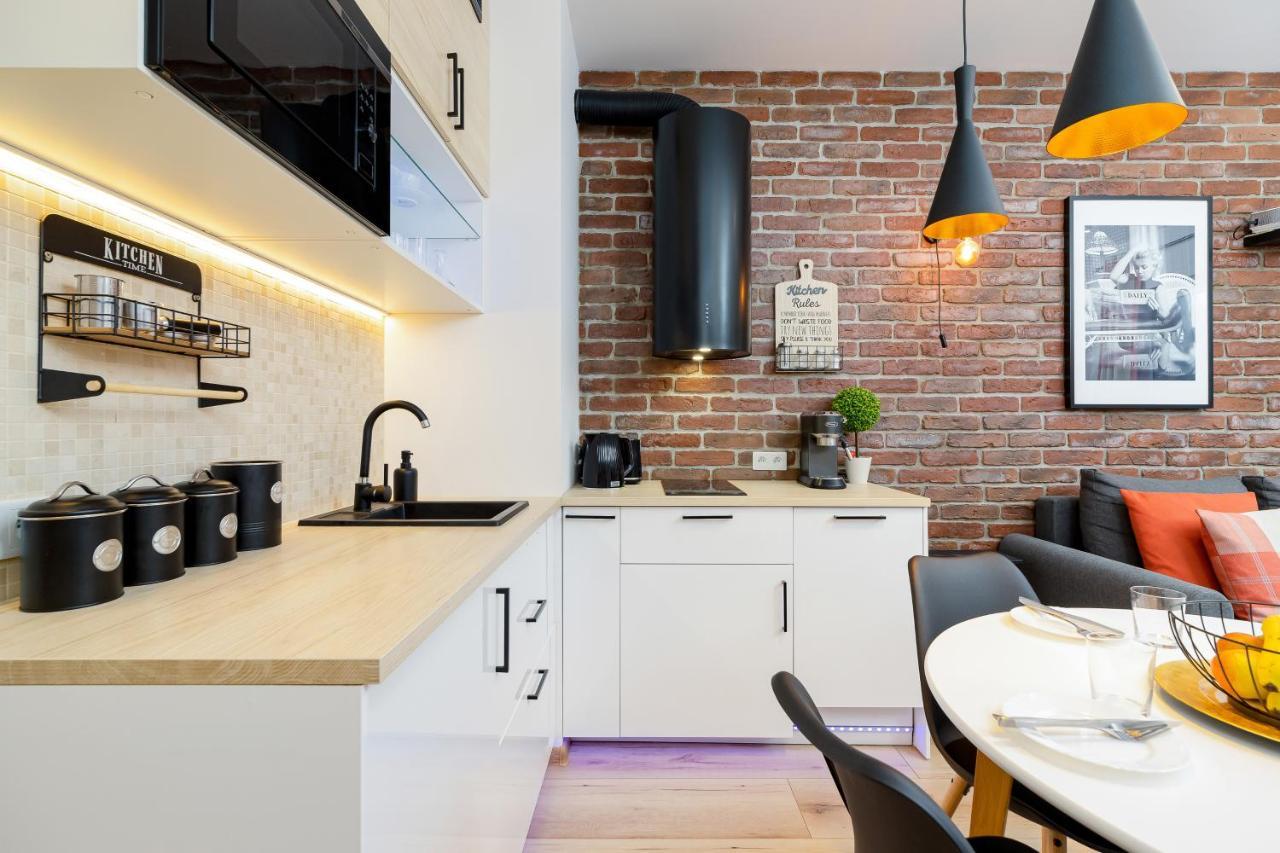 Movie Jacuzzi Apartment At The Main Station By Noclegi Renters Krakow Ngoại thất bức ảnh
