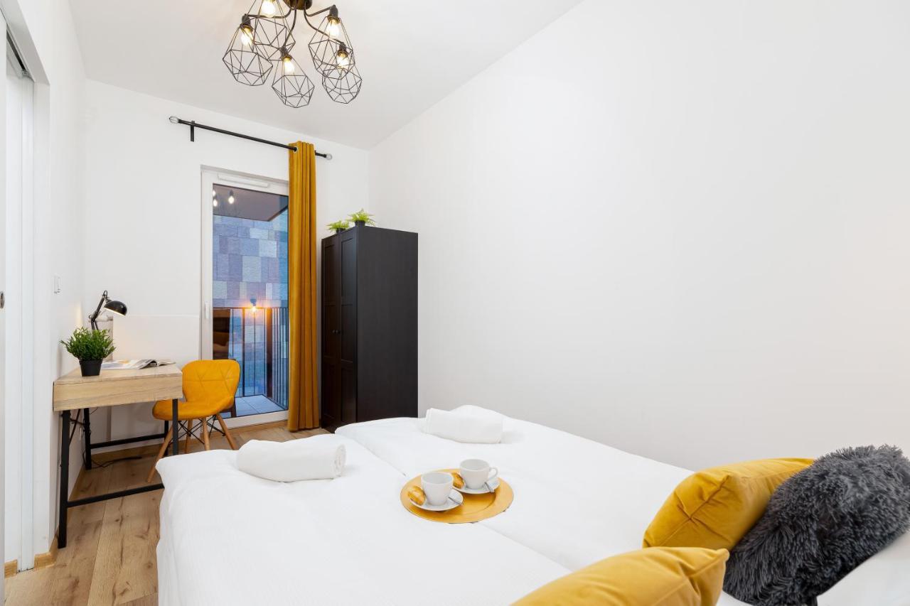 Movie Jacuzzi Apartment At The Main Station By Noclegi Renters Krakow Ngoại thất bức ảnh