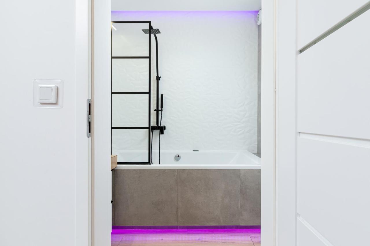 Movie Jacuzzi Apartment At The Main Station By Noclegi Renters Krakow Ngoại thất bức ảnh