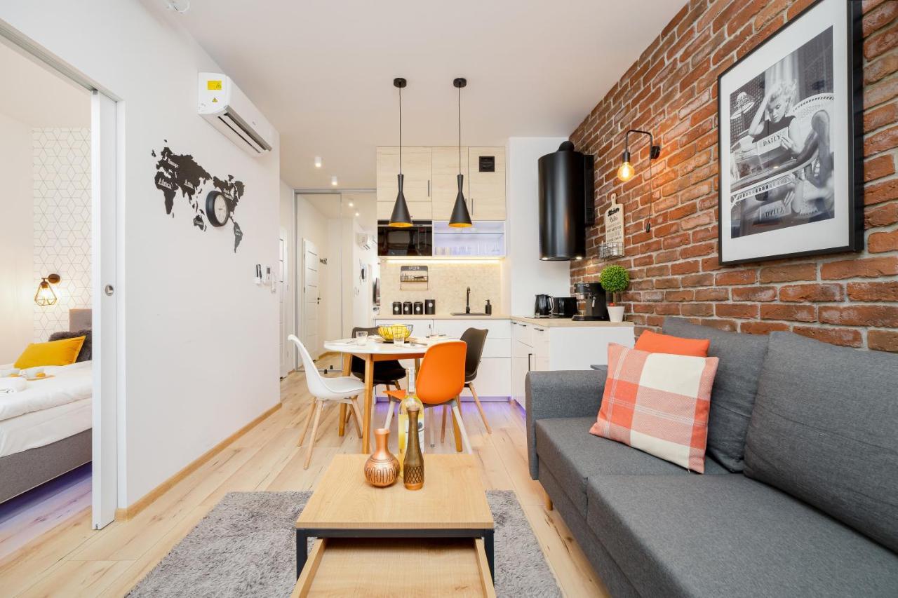 Movie Jacuzzi Apartment At The Main Station By Noclegi Renters Krakow Ngoại thất bức ảnh