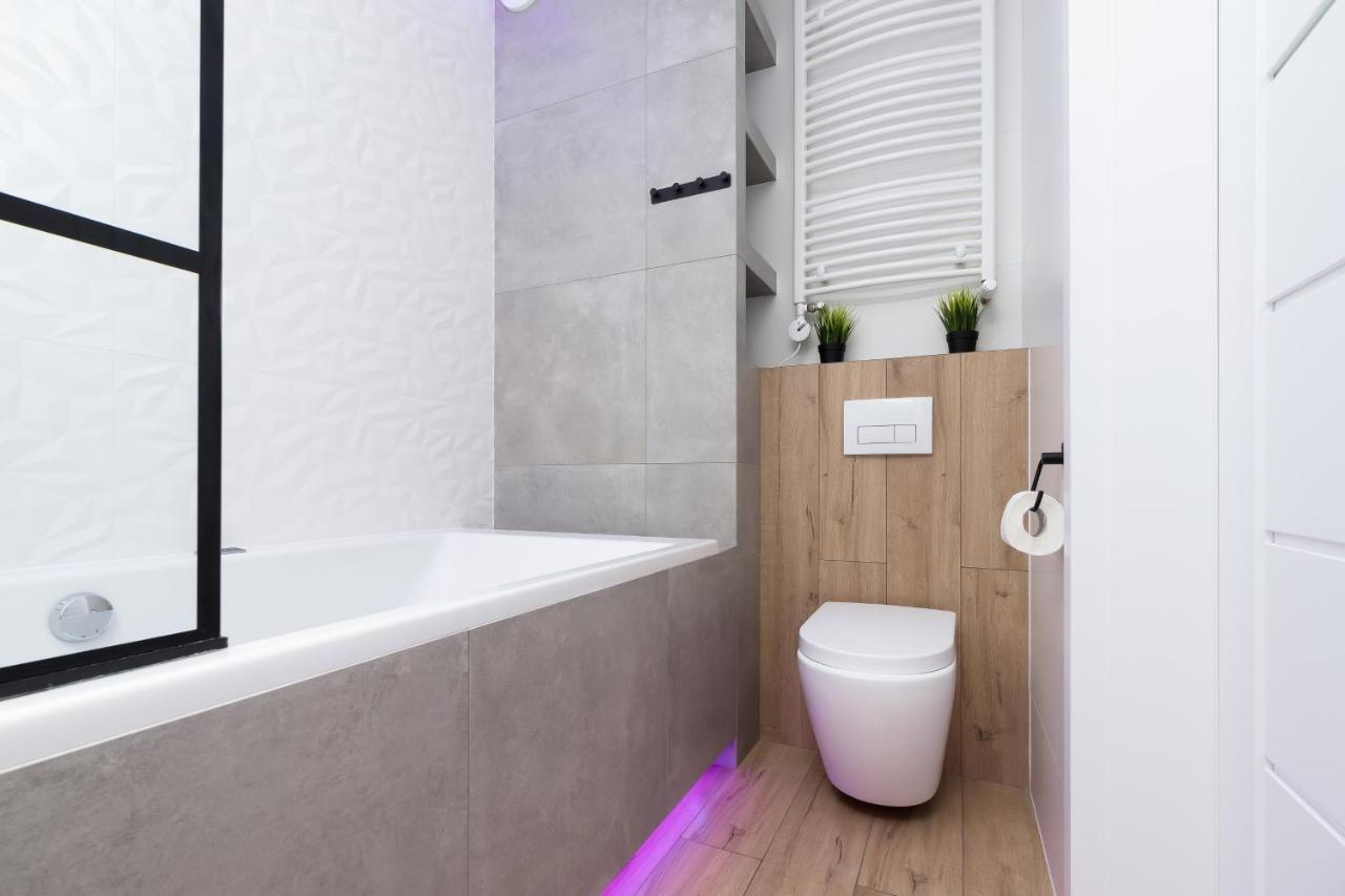 Movie Jacuzzi Apartment At The Main Station By Noclegi Renters Krakow Ngoại thất bức ảnh